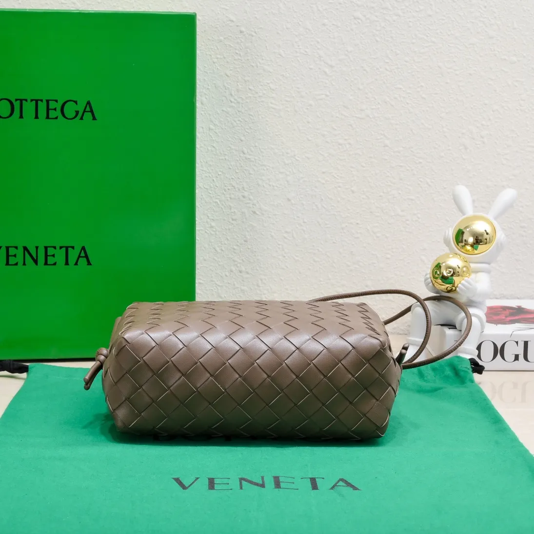 Batch 1260 B's new model is coming🔥Classic woven logo✅ The bag body is made of selected original sheepskin. The texture is soft and waxy. The simple square bag body is classic and versatile. The internal design is very practical. It has a large space and has an adjustable iconic leather drawstring. It can be said to be both elegant and practical. The design is very simple and elegant, with a kind of literary and retro style. Size 22x15x8, model: 6684#